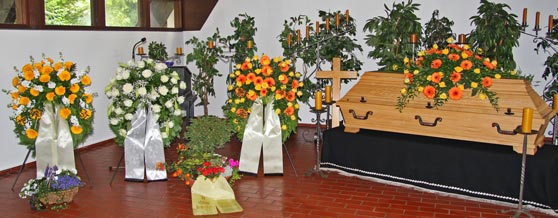 Friedhofsgärtnerei Fahle in Höxter - Kranzbinderei:  Trauerkränze und Sargbukett - Foto 17